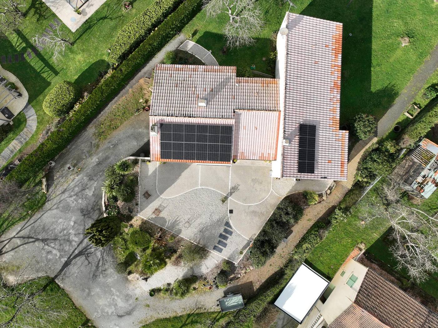 Installation de panneaux solaires sur toiture