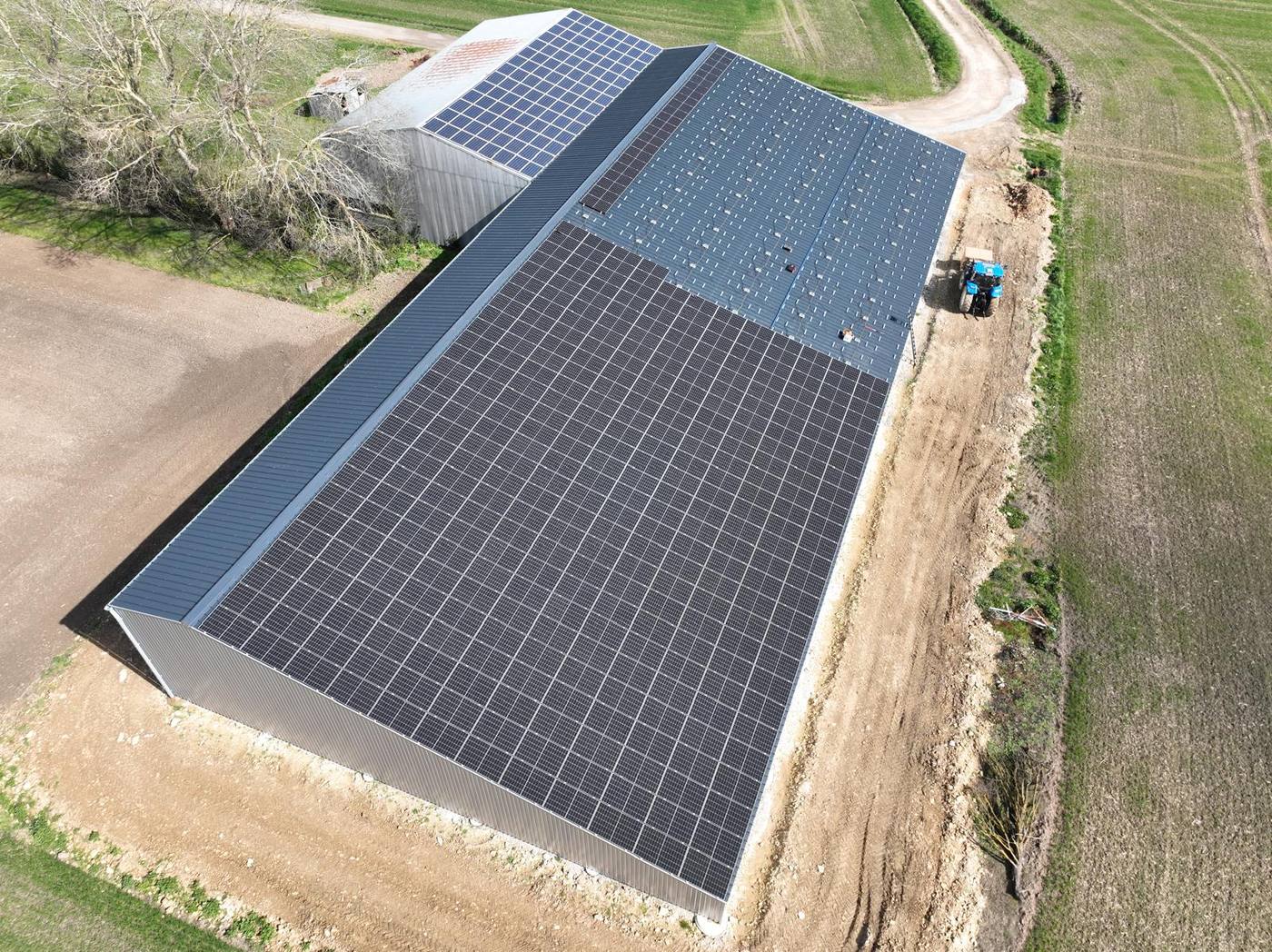 Installation de panneaux solaires vue aérienne