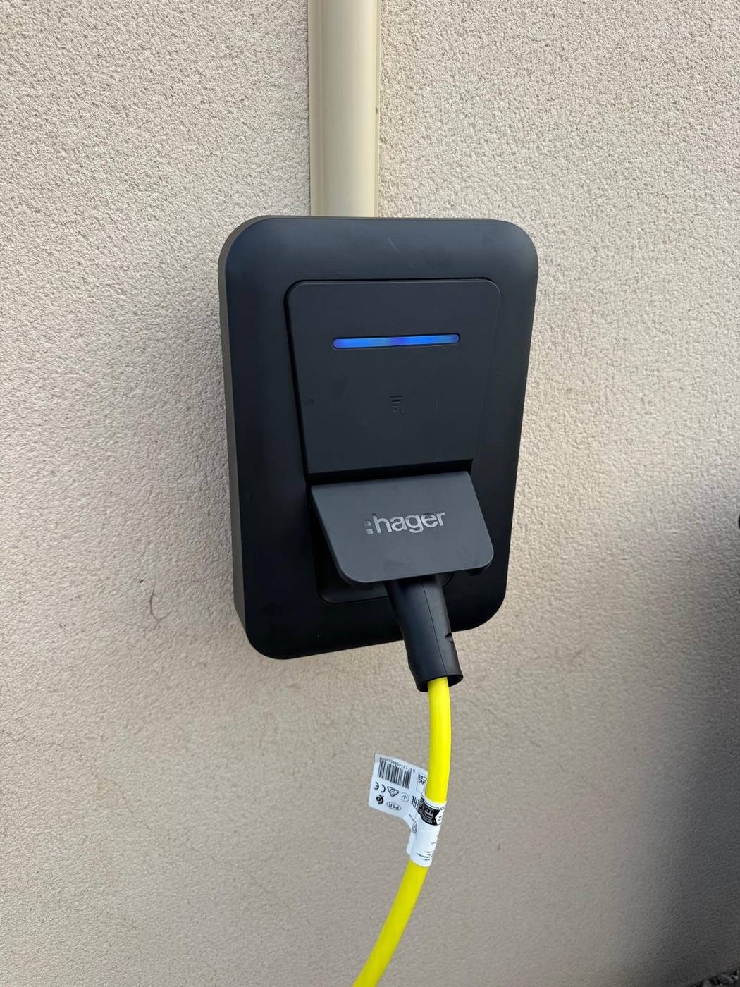 Borne de recharge Hager avec câble branché